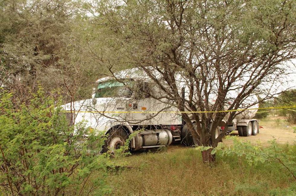 Elementos de seguridad y patrullas durante un operativo conjunto en accesos carreteros de la zona sur de Quer\u00e9taro.