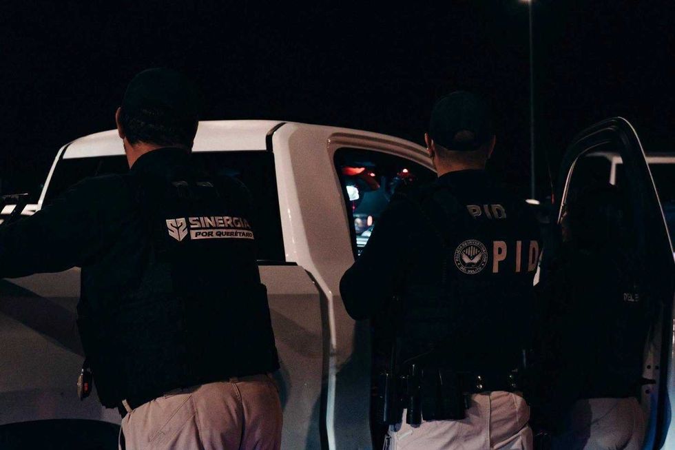 Elementos de Sinergia por Quer\u00e9taro y de la Polic\u00eda de Investigaci\u00f3n del Delito junto a un veh\u00edculo durante el operativo nocturno en Cadereyta de Montes y Ezequiel Montes