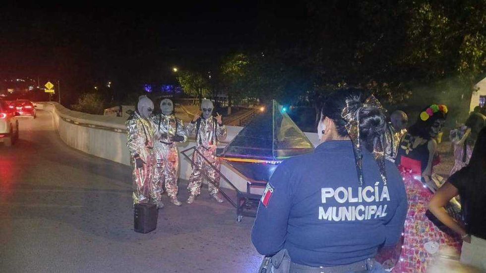 Elementos de Tránsito Municipal resguardaron el Desfile de Día de Muertos en San Juan del Río. Foto: Secretaría de Seguridad Pública Municipal, San Juan del Río.