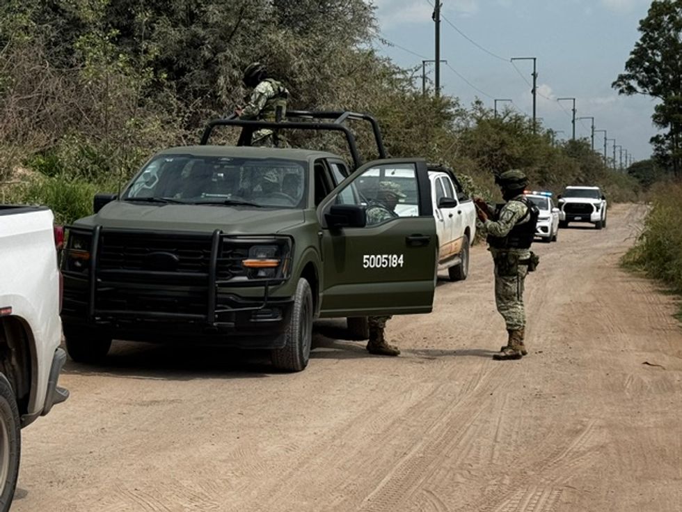 Elementos del Ej\u00e9rcito Mexicano a bordo de una camioneta artillada resguardan la zona junto al sembrad\u00edo de Santa Matilde