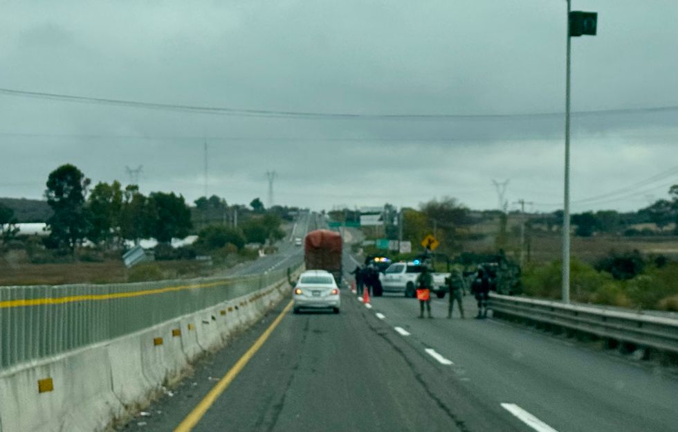 Elementos del Ej\u00e9rcito mexicano y Guardia Nacional en operativo de revisi\u00f3n en carretera de San Juan del R\u00edo tras ejecuci\u00f3n de comandante