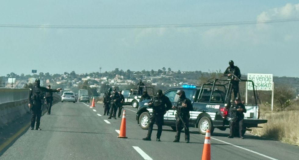 Elementos del Ej\u00e9rcito mexicano y Guardia Nacional en operativo de revisi\u00f3n en carretera de San Juan del R\u00edo tras ejecuci\u00f3n de comandante