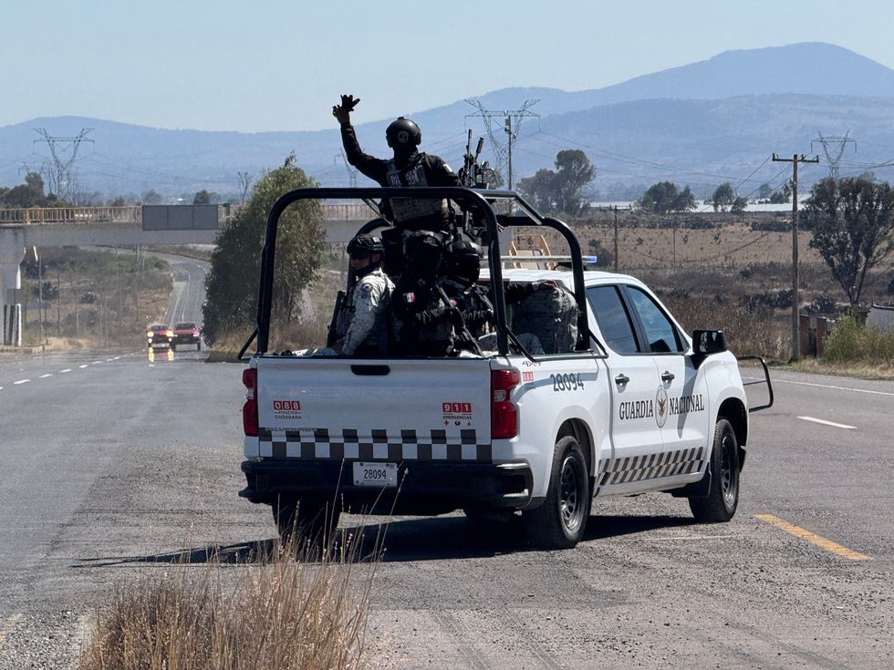 Elementos del Ej\u00e9rcito mexicano y Guardia Nacional en operativo de revisi\u00f3n en carretera de San Juan del R\u00edo tras ejecuci\u00f3n de comandante