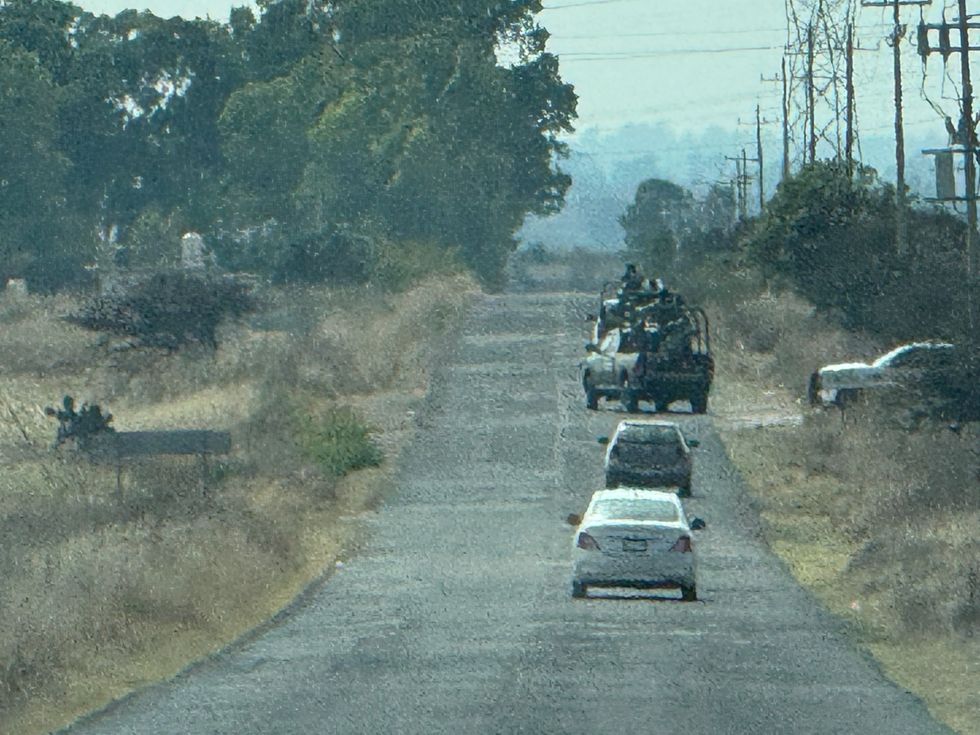 Elementos del Ej\u00e9rcito mexicano y Guardia Nacional en operativo de revisi\u00f3n en carretera de San Juan del R\u00edo tras ejecuci\u00f3n de comandante
