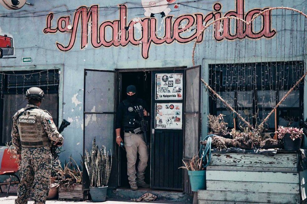 Elementos del Ej\u00e9rcito y de la Polic\u00eda de Investigaci\u00f3n del Delito durante el cateo en un inmueble de El Marqu\u00e9s, dentro del operativo Sinergia por Quer\u00e9taro.