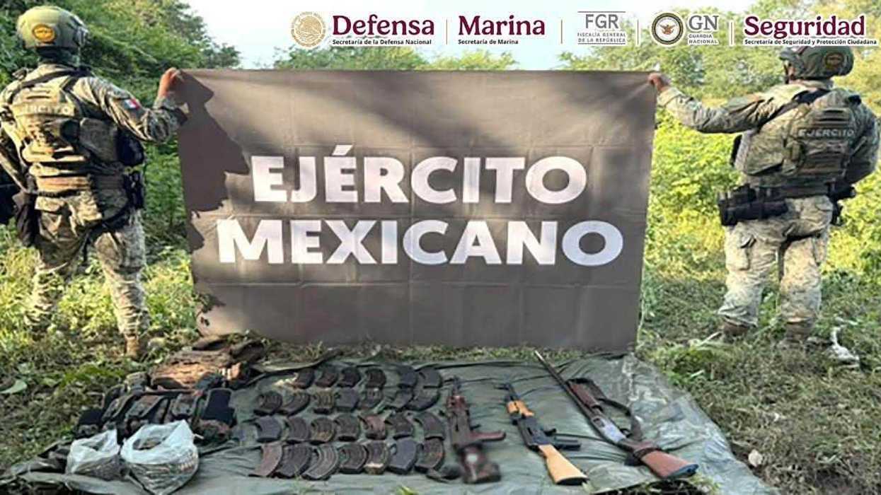 Elementos del Ejército Mexicano con armas y cargadores asegurados en operativos en Sinaloa y Nayarit