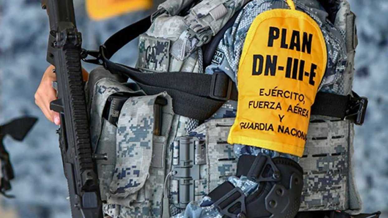 Elementos del Ejército Mexicano y de la Secretaría de Marina mantienen un operativo de seguridad tras un enfrentamiento con civiles armados en El Rosario, Sinaloa.
