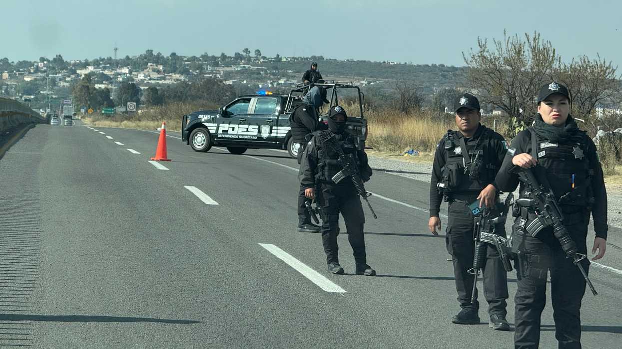 Elementos del Ejército mexicano y Guardia Nacional en operativo de revisión en carretera de San Juan del Río tras ejecución de comandante