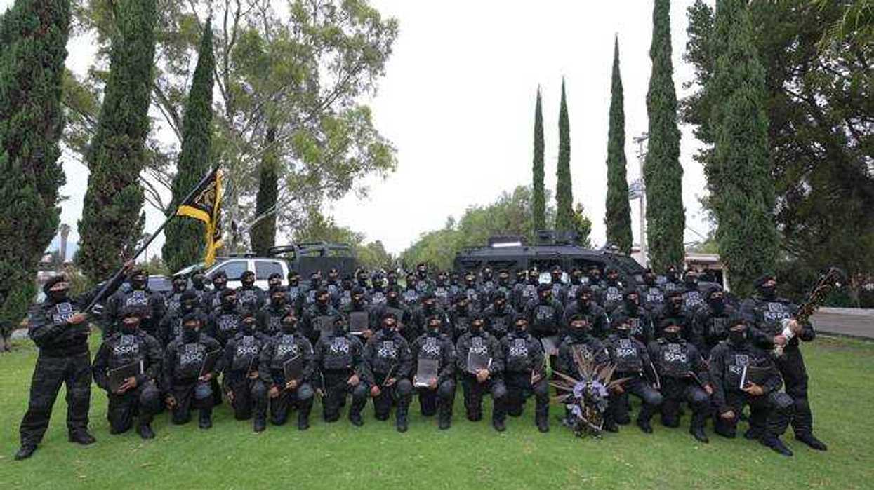 Elementos del Servicio de Protección Federal en formación durante la clausura del curso de operaciones especiales en Teotihuacán.