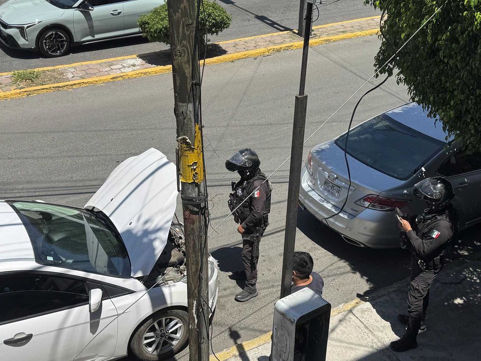 Elementos del \u00e1rea motorizada de la SSPM San Juan del R\u00edo durante recorrido de prevenci\u00f3n del delito en calles del municipio