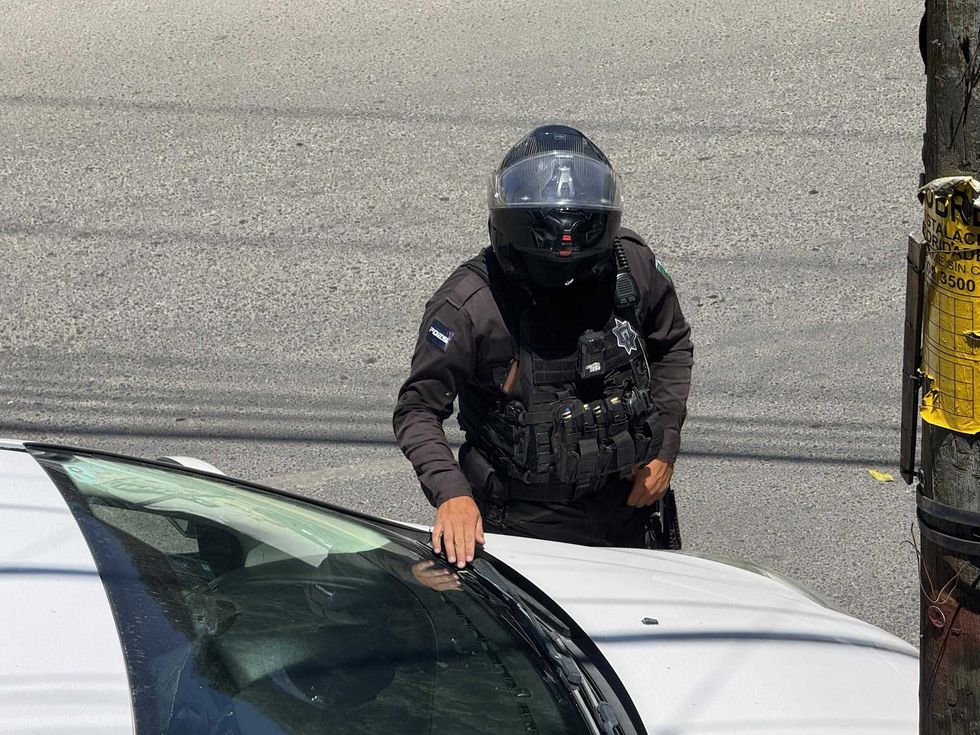 Elementos del \u00e1rea motorizada de la SSPM San Juan del R\u00edo durante recorrido de prevenci\u00f3n del delito en calles del municipio