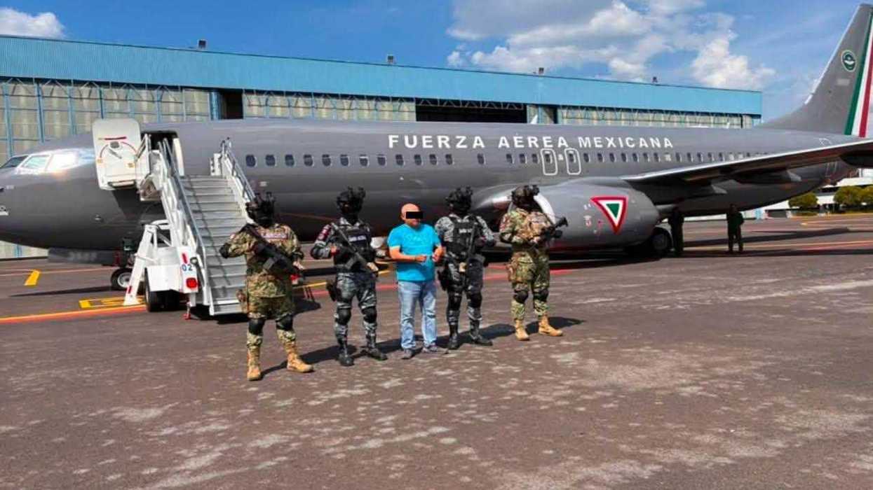 Elementos federales custodian a detenido junto a avión de la Fuerza Aérea tras cateos contra el Cártel del Golfo