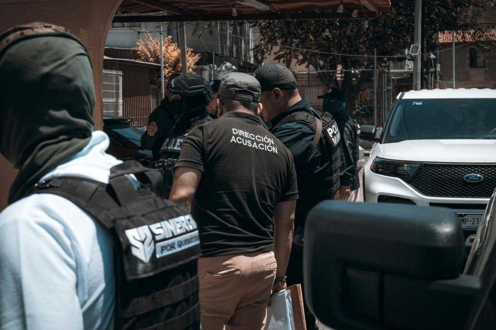 Elementos ministeriales y policiales durante cateos de Sinergia por Quer\u00e9taro en la capital del estado