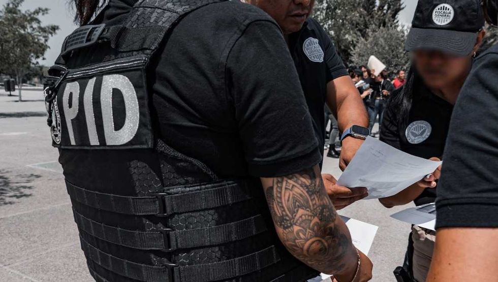 Elementos ministeriales y policiales durante un cateo en domicilios de la colonia Unidad Nacional en Quer\u00e9taro.