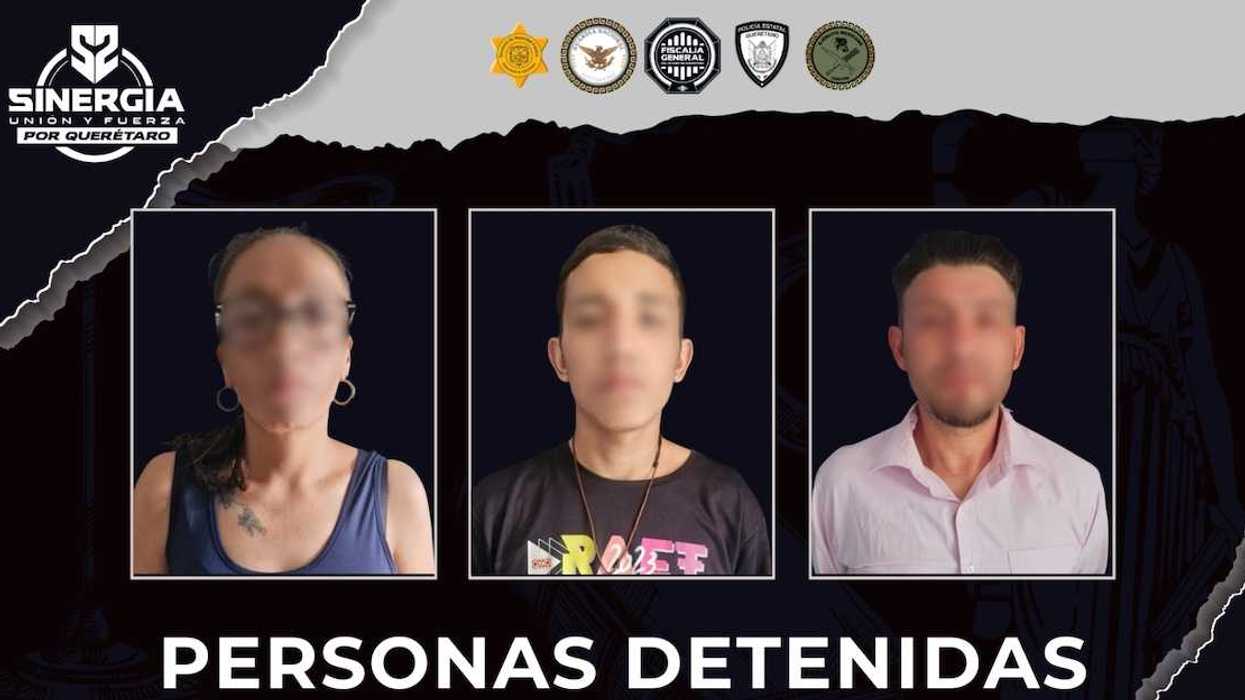 Elementos ministeriales y policiales durante un cateo en domicilios de la colonia Unidad Nacional en Querétaro.