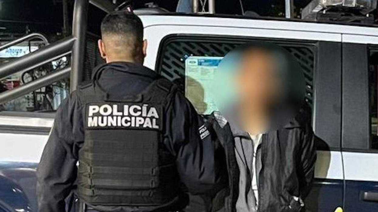 Elementos municipales detuvieron al sujeto tras localizar la mercancía sustraída oculta debajo de un vehículo.