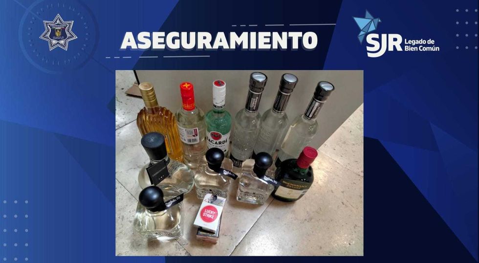 Elementos policiales de San Juan del R\u00edo aseguran productos robados y armas a tres detenidos por robo a tienda comercial