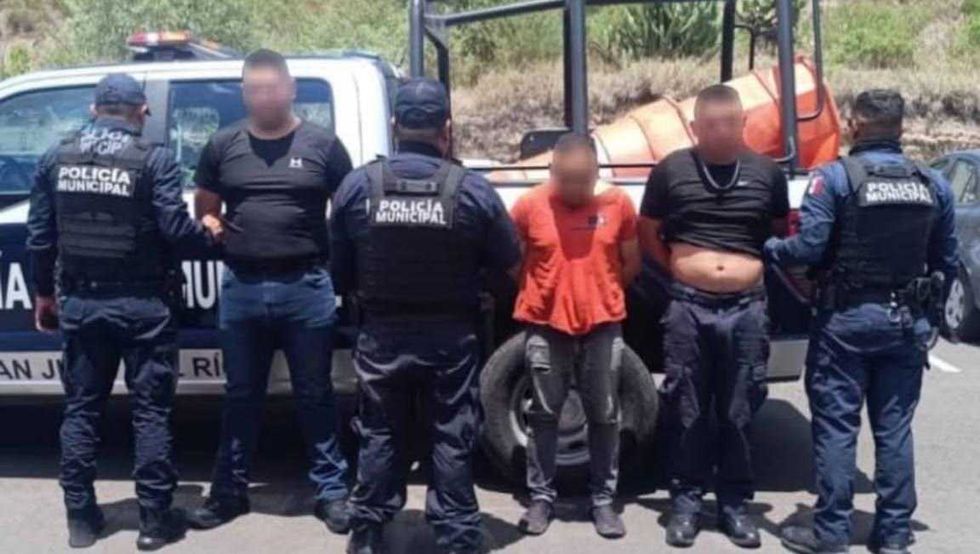 Elementos policiales resguardan una camioneta asegurada sobre la carretera federal 57 durante el operativo A.R.M.A. en Quer\u00e9taro.