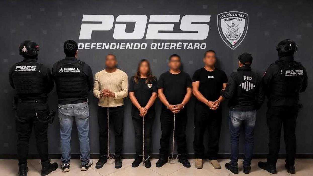 Elementos policiales resguardan una camioneta asegurada sobre la carretera federal 57 durante el operativo A.R.M.A. en Querétaro.