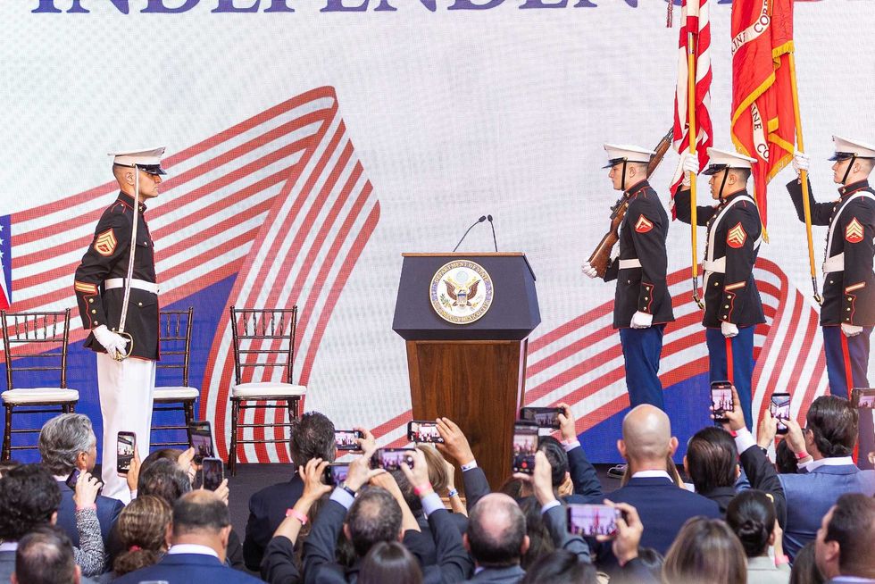 Elementos uniformados participan en el protocolo de la ceremonia Freedom 250 ante invitados reunidos en la Embajada de Estados Unidos en M\u00e9xico.