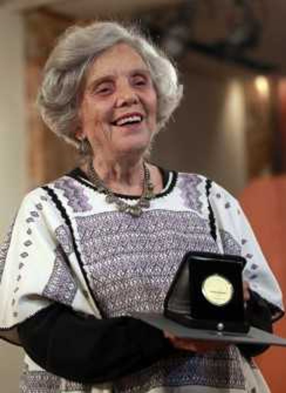 ELENA PONIATOWSKA RECIBE MEDALLA BELLAS ARTES 2013