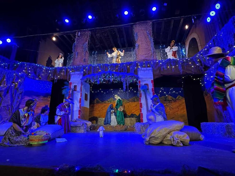 Elenco de C\u00f3micos de la Legua UAQ durante develaci\u00f3n de placa conmemorativa por 57 funciones de Pastorela Itinerante.