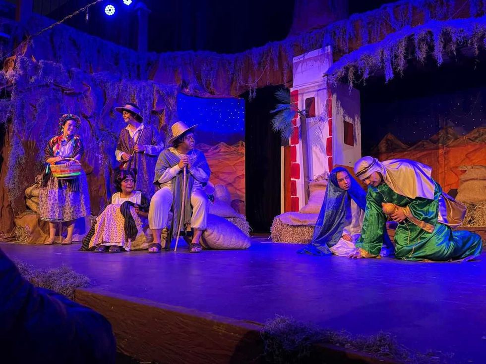 Elenco de C\u00f3micos de la Legua UAQ durante develaci\u00f3n de placa conmemorativa por 57 funciones de Pastorela Itinerante.