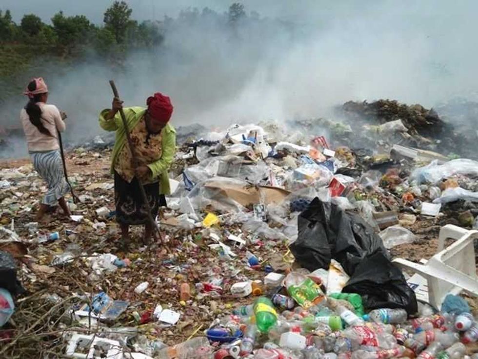 ellas ponen vida a la basura
