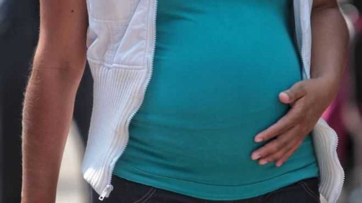 Embarazo temprano persiste como "problema público grave" en México