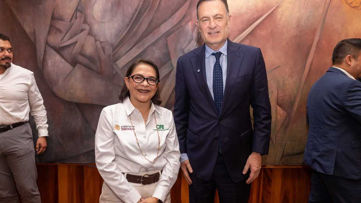 Emilia Esther Calleja Alor y Mauricio Kuri González durante la mesa de trabajo sobre inversión de la CFE en Querétaro.