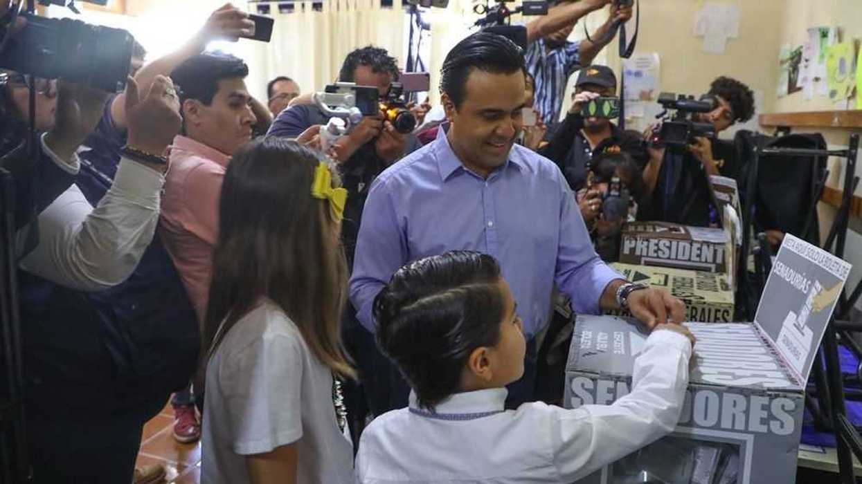 emite-luis-nava-su-voto-en-queretaro-2