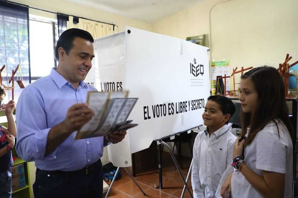 emite luis nava su voto en queretaro1