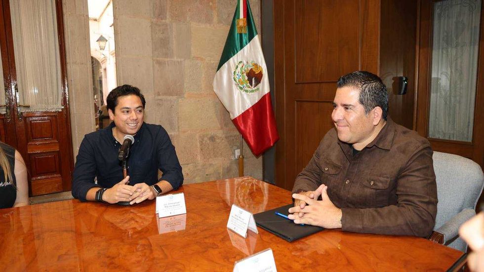 Emmanuel Mac\u00edas Olvera, del Club Quer\u00e9taro, durante la reuni\u00f3n por el donativo al SEDIF Quer\u00e9taro.