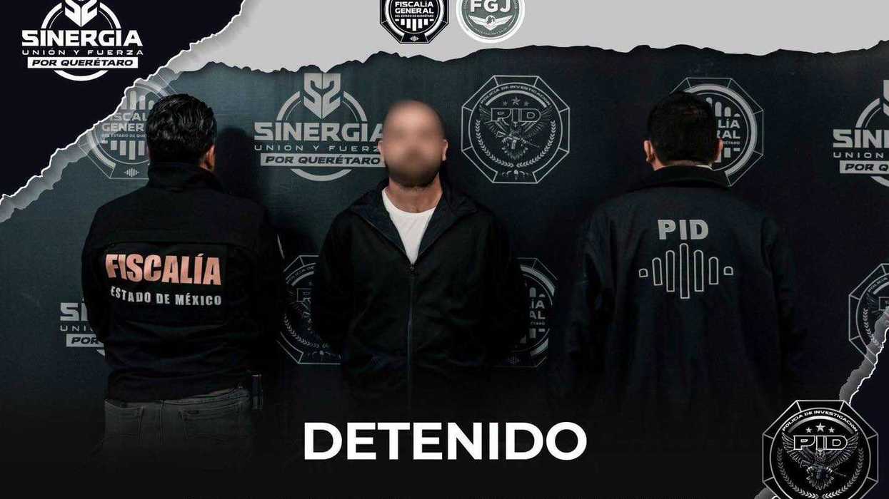 Emmanuel “N”, con el rostro difuminado, detenido en Querétaro por extorsión, junto a agentes de la Fiscalía del Estado de México y de la PID