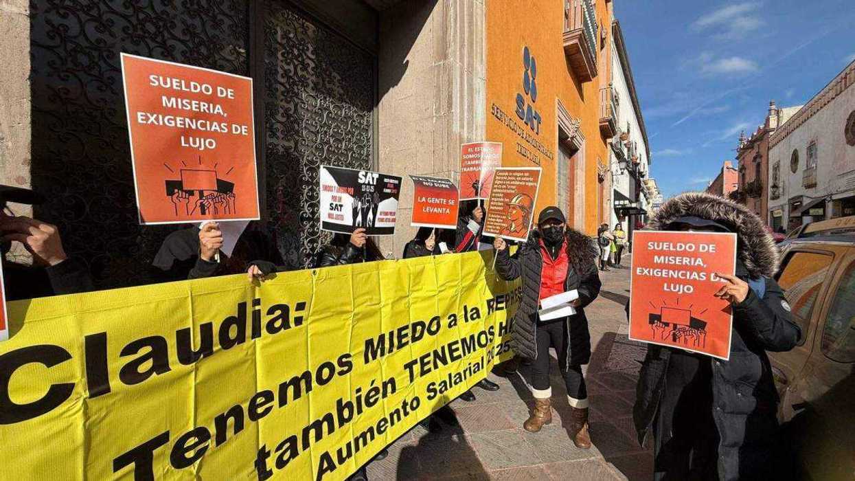 Empleados del Servicio de Administración Tributaria en Querétaro colocaron mantas en la fachada del edificio del Centro Histórico durante el paro nacional.