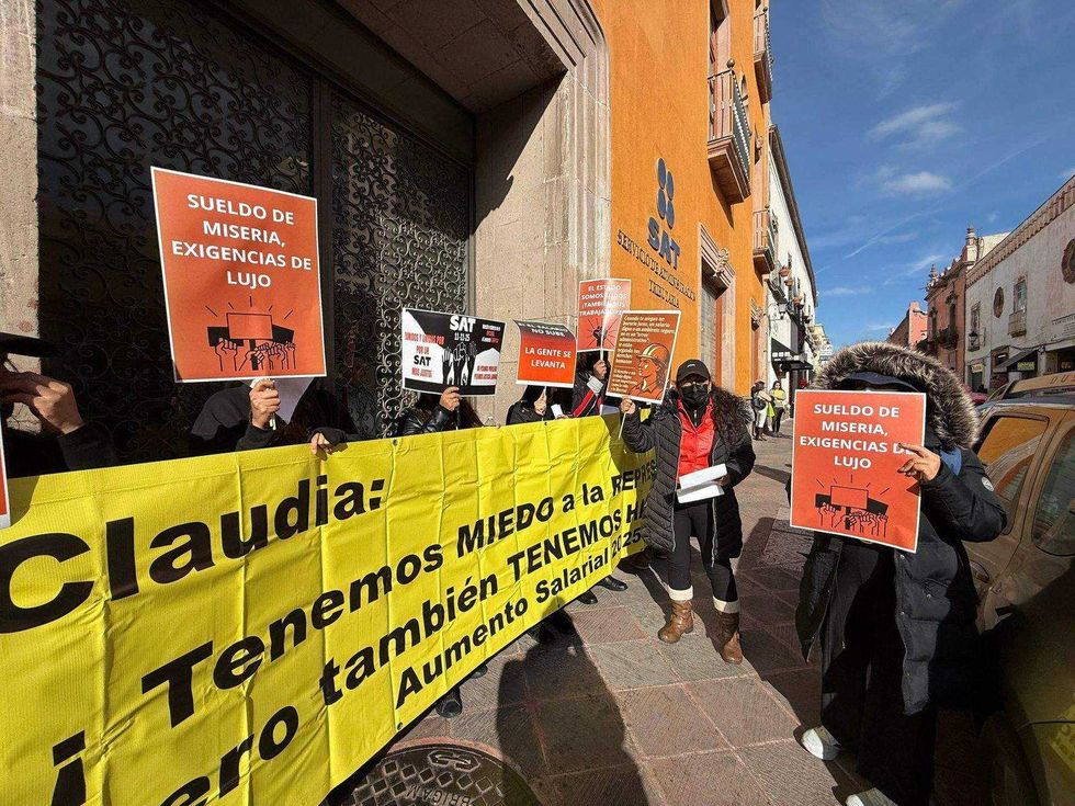 Empleados del Servicio de Administración Tributaria en Querétaro colocaron mantas en la fachada del edificio del Centro Histórico durante el paro nacional.