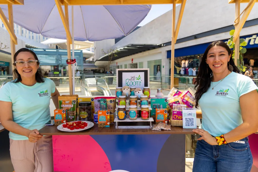 Emprendedoras j\u00f3venes presentan su proyecto en la Expo Encuentro Industrial y Comercial Quer\u00e9taro 2026 durante el Mes de la Juventud