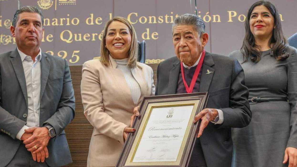 Empresario cadereytense Emiliano Muñoz Mejía recibe Medalla de Honor Junípero Serra 2025 de manos de la presidenta de la Mesa Directiva, María Georgina Guzmán Álvarez.