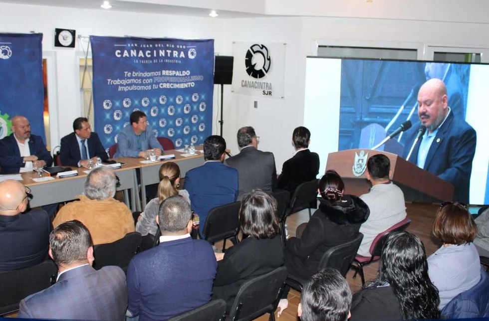 Empresarios industriales de CANACINTRA San Juan del R\u00edo durante Sesi\u00f3n Anual Ordinaria 2026 donde eligieron nueva presidencia y Mesa Directiva para periodo 2026-2027 en Quer\u00e9taro