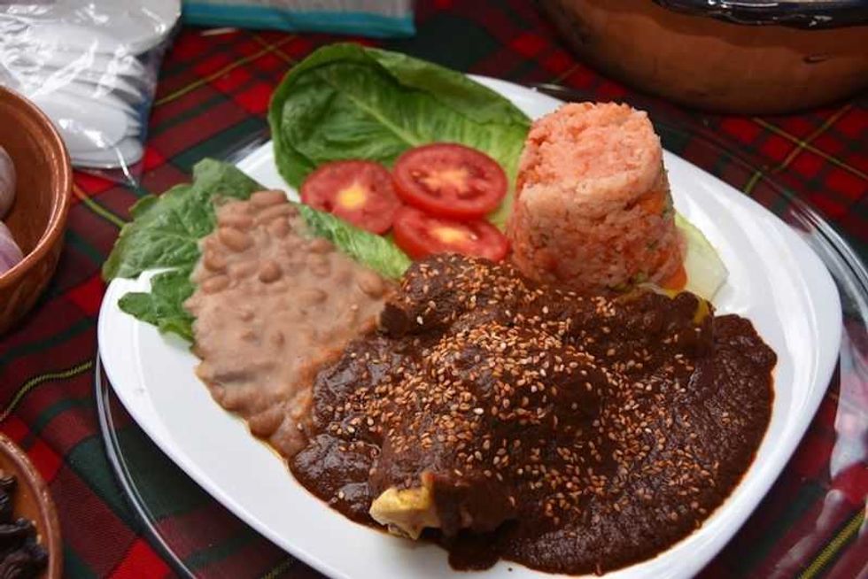 en abril feria del mole la nieve y la enchilada en el marques