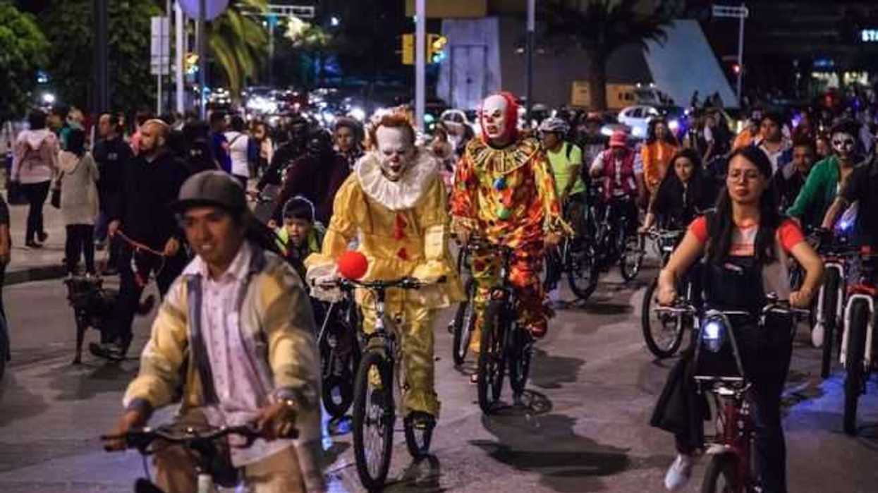 en-bici-y-bajo-la-luna-primer-paseo-nocturno-del-ano-en-la-capital