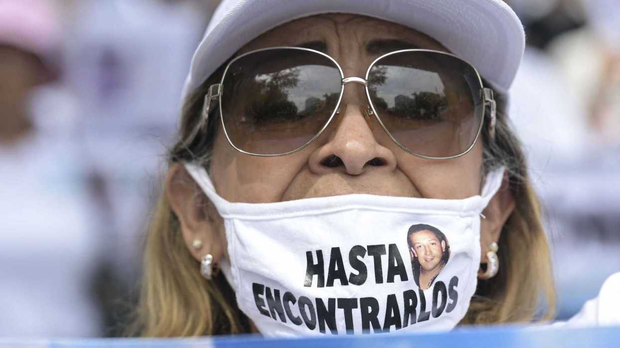 En el Día de las Madres, las mujeres realizan velada y marcha de la dignidad. AFP.