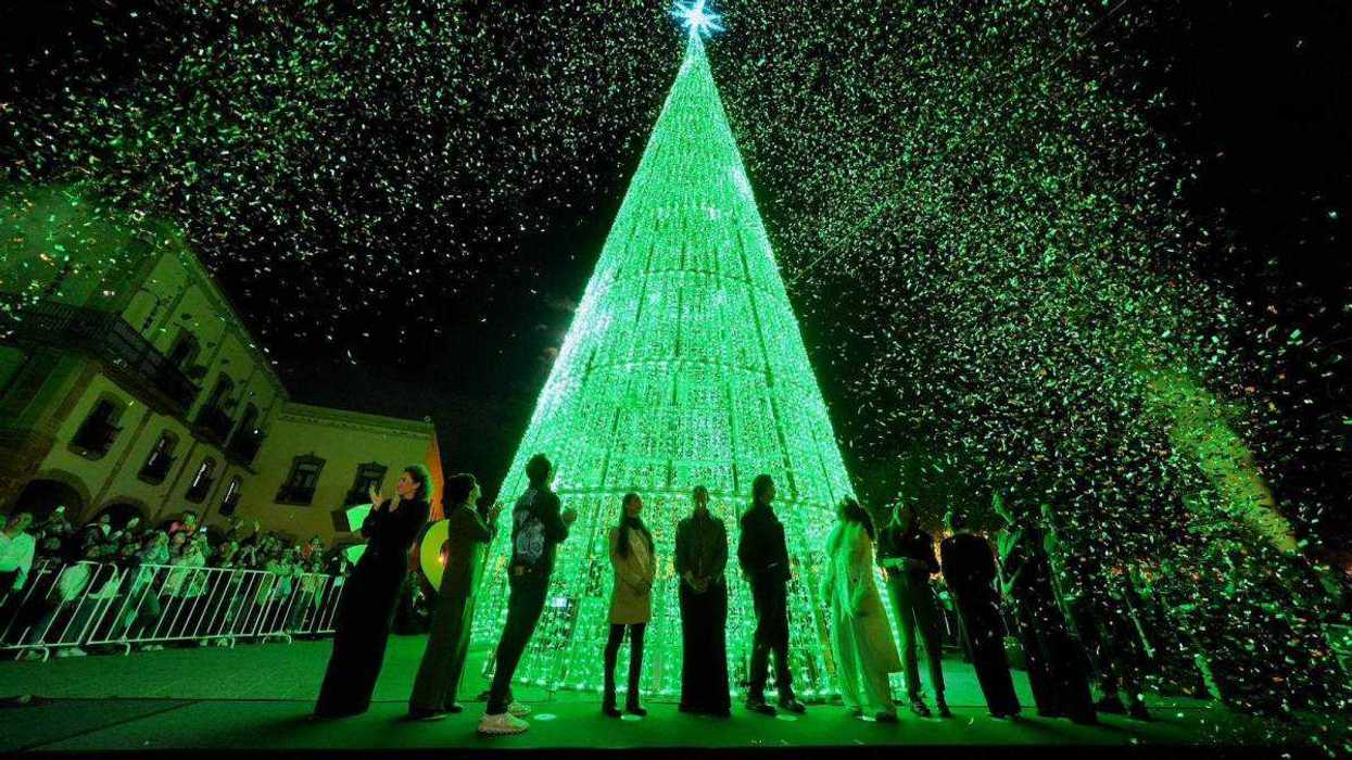Encendido del árbol monumental navideño en Plaza de Armas de Querétaro con autoridades estatales y municipales.