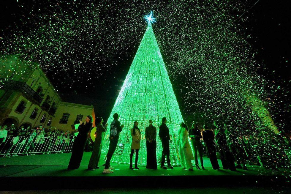 Encendido del árbol monumental navideño en Plaza de Armas de Querétaro con autoridades estatales y municipales.
