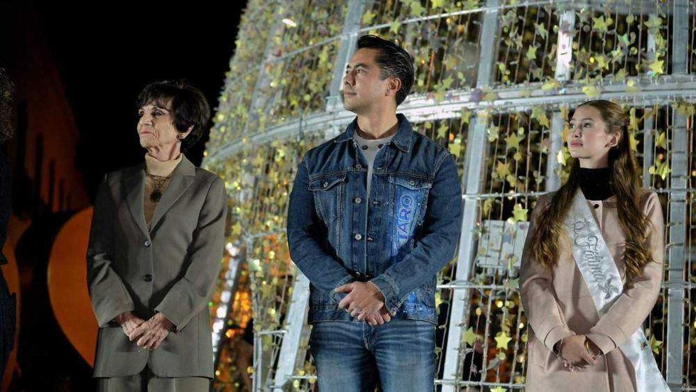 Encendido del árbol monumental navideño en Plaza de Armas de Querétaro con autoridades estatales y municipales.