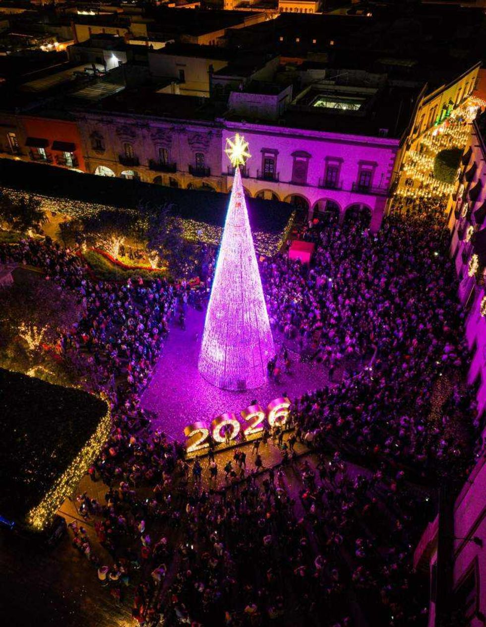 Encendido del árbol monumental navideño en Plaza de Armas de Querétaro con autoridades estatales y municipales.