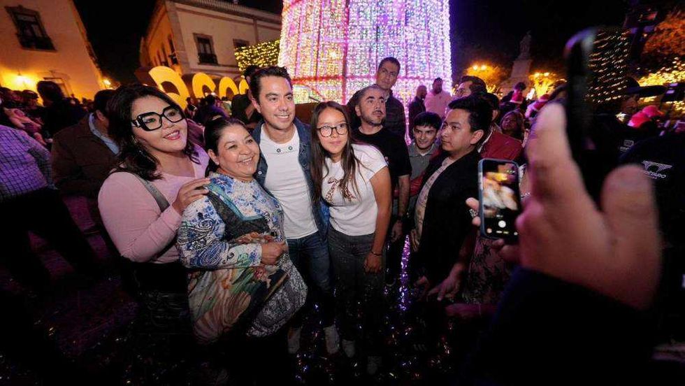 Encendido del árbol monumental navideño en Plaza de Armas de Querétaro con autoridades estatales y municipales.