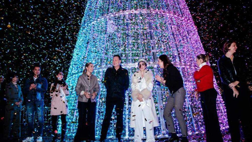Encendido del árbol monumental navideño en Plaza de Armas de Querétaro con autoridades estatales y municipales.