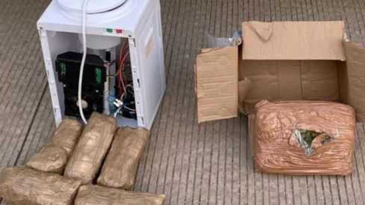 Encuentran marihuana y cristal ocultos en dispensadores de agua.