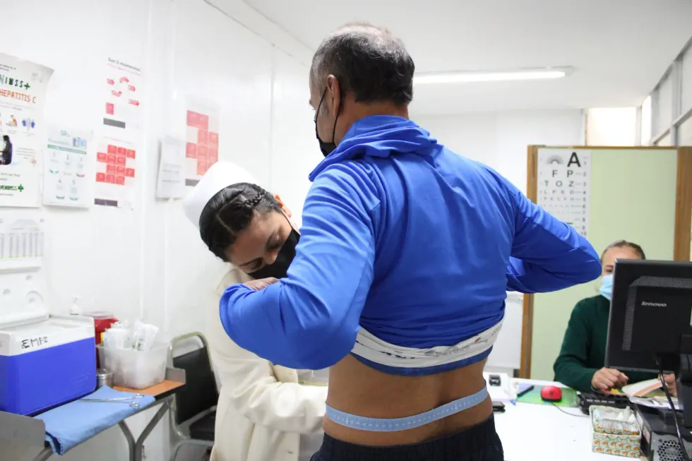 Enfermera del IMSS toma medici\u00f3n de cintura a paciente adulto en consultorio de unidad de medicina familiar en Quer\u00e9taro